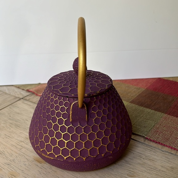 Vintage Gracious Home Honeycomb Cast Iron Teapot - Picture 3 of 7